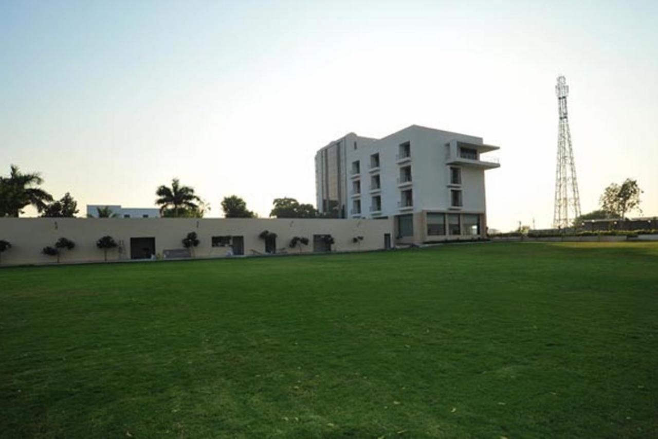 Hotel Krsna Lila By The Blues à Sānand Extérieur photo